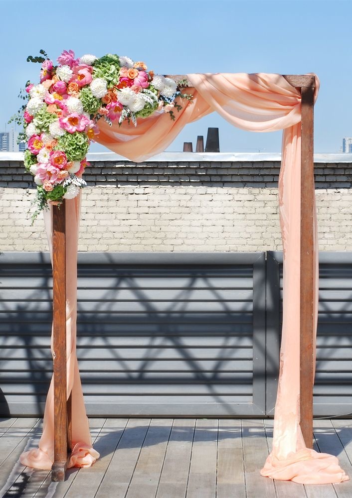 Свадебная арка из живых цветов и лент
